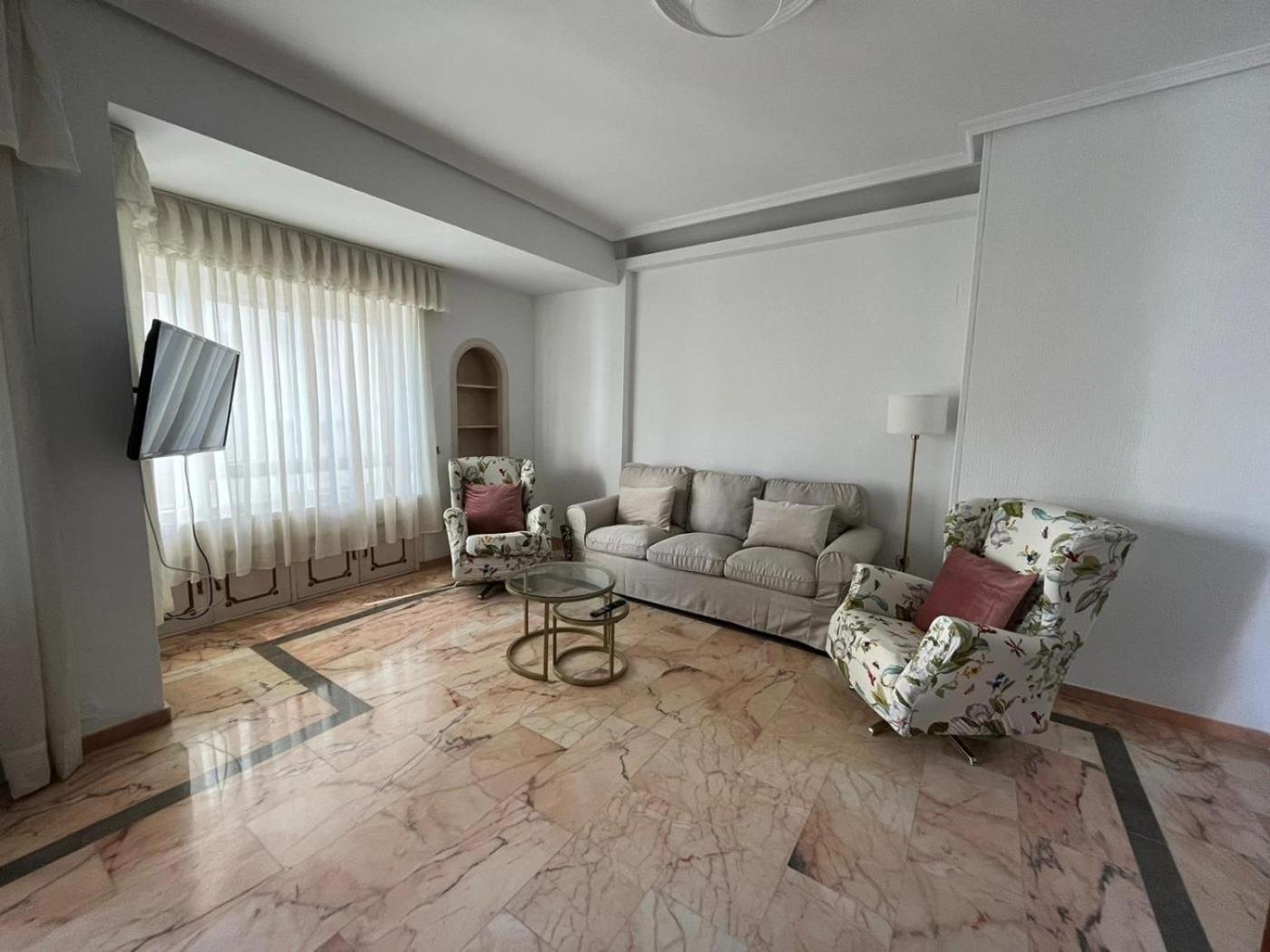 Amplitud, Comodidad Y Luz En El Centro De Apartamento
